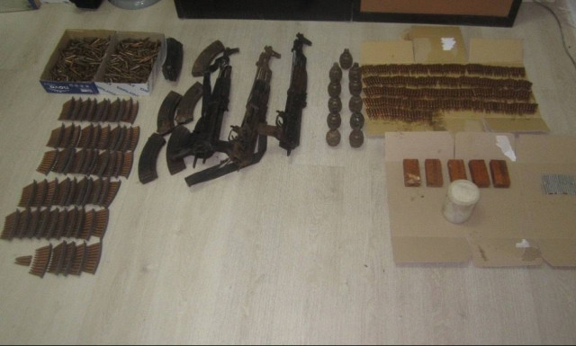 Θεσπρωτία: Ολόκληρο οπλοστάσιο βρήκαν αστυνομικοί μετά από καταδίωξη (pics)