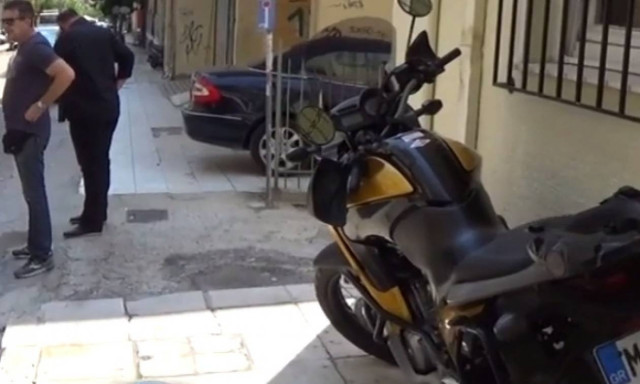 Αναστάτωση στην Πάτρα: Ψάχνουν πυρομανή που καίει μηχανές και αυτοκίνητα! (vid)