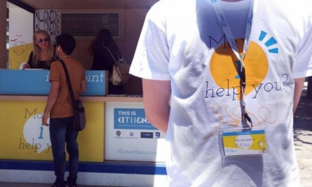 Εθελοντές βρίσκονται στους δρόμους της Αθήνας και υποδέχονται τους επισκέπτες της