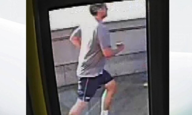 Συνελήφθη ο δρομέας που έσπρωξε γυναίκα στο δρόμο την ώρα που περνούσε λεωφορείο (vid)