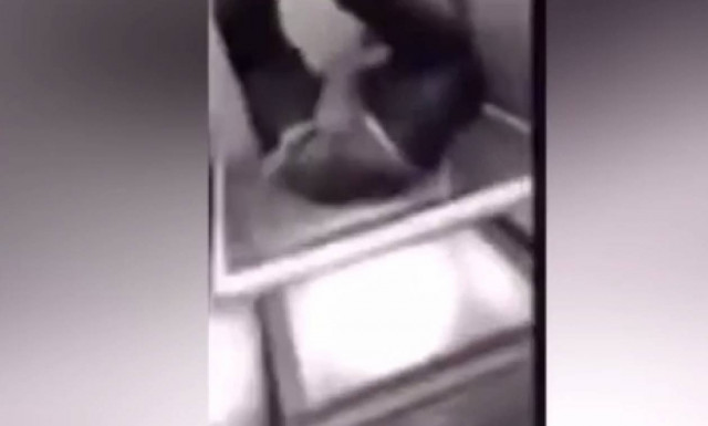 Σκληρές εικόνες: Βabysitters βάζουν μωρό στο ψυγείο… για να σταματήσει να κλαίει