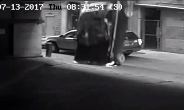 Απίστευτο βίντεο: Έπεσε με το αυτοκίνητο από τον 7ο όροφο και…
