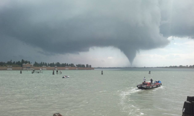 Χάος από την κακοκαιρία στην Ιταλία - Τρεις τραυματίες από ανεμοστρόβιλο
