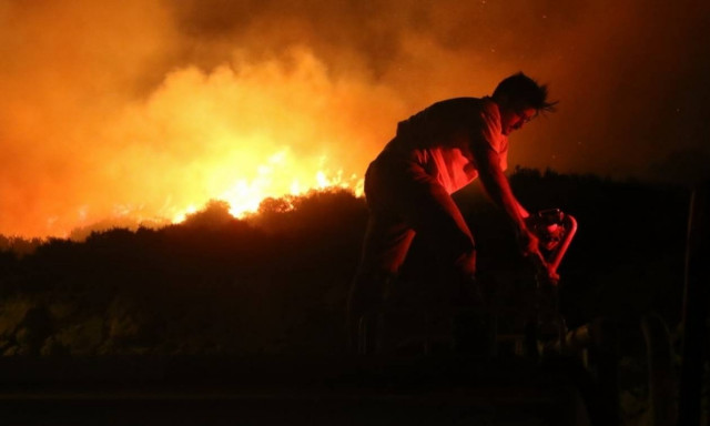 Φωτιά ΤΩΡΑ: Ενισχύθηκαν οι πυροσβεστικές δυνάμεις στον Κάλαμο Αττικής