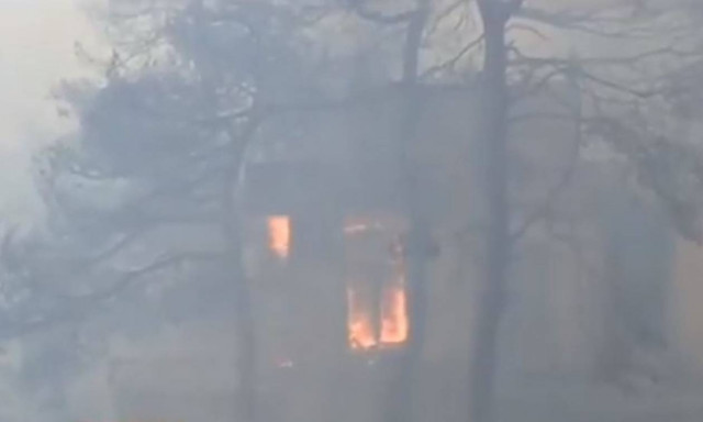 Φωτιά Κάλαμος: Σπίτια έγιναν «στάχτη» - Τι καταγγέλλουν οι κάτοικοι (vid)