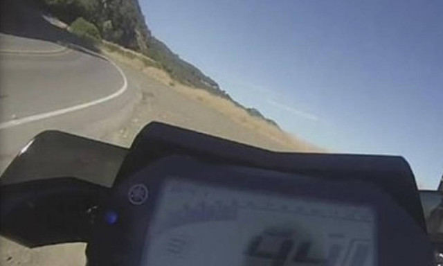 Βίντεο σοκ! Καρέ – καρέ η πτώση οδηγού μηχανής σε γκρεμό 76 μέτρων