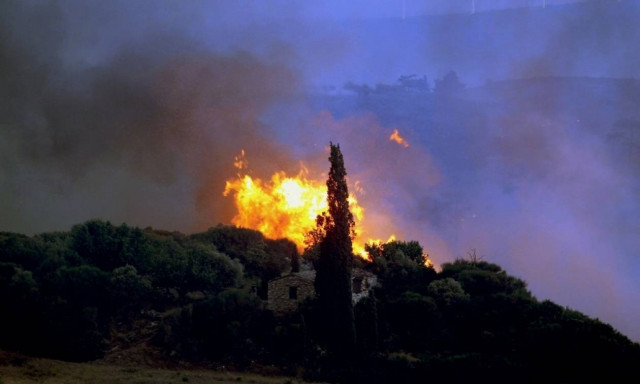 Φωτιά ΤΩΡΑ: Νέες αναζωπυρώσεις σε Κάλαμο και Καπανδρίτι