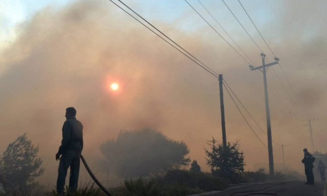Οι φλόγες έζωσαν μοναστήρι στο Καπανδρίτι