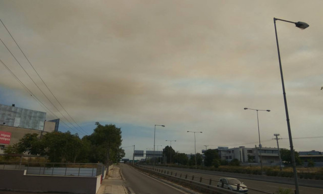 Φωτιά Κάλαμος - Συγκλονιστικές φωτογραφίες: Οι καπνοί «έπνιξαν» τα βόρεια προάστια της Αθήνας