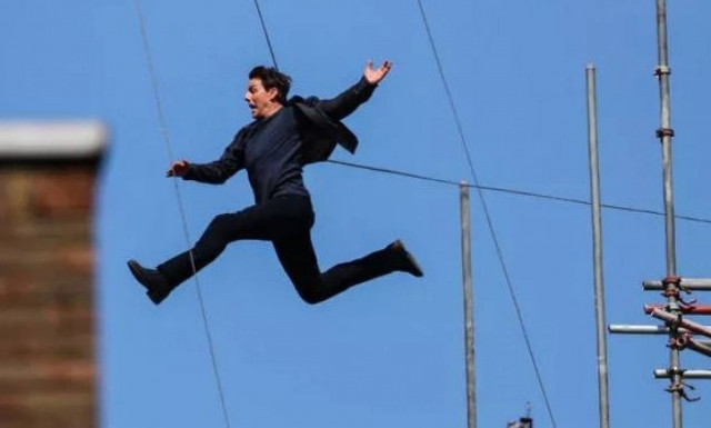 Σοκ! Ο Τομ Κρουζ έπεσε από ταράτσα στα γυρίσματα ταινίας - Δείτε καρέ-καρέ την πτώση (Pics+Vid)