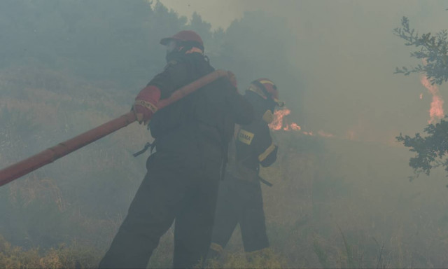 Φωτιά Κάλαμος: Εγκλωβίστηκε γυναίκα σε σπίτι στο Καπανδρίτι