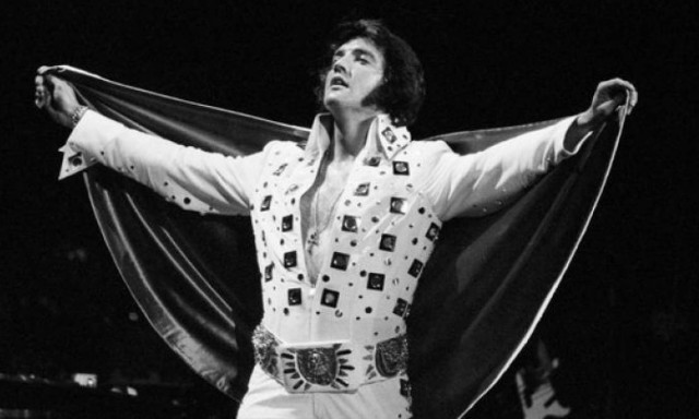 Σαν σήμερα το 1977 «έφυγε» ο «Βασιλιάς» Έλβις Πρίσλεϊ