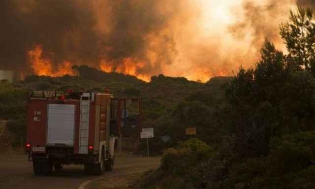Φωτιά Τώρα: Ερπυστριοφόρα στέλνει η Περιφέρεια Αττικής - Γεύματα και νερό στους πυροσβέστες