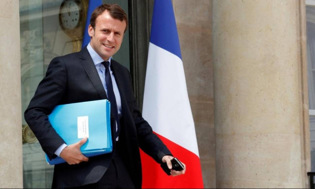 Ο Μακρόν μηνύει φωτογράφο επειδή τον ενόχλησε στις διακοπές του