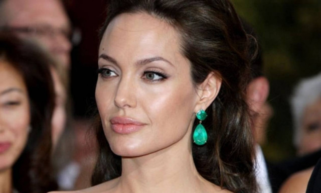 Μία άλλη... Αντζελίνα! Εντυπωσιάζει η Τζολί στη νέα της φωτογράφηση (pics)