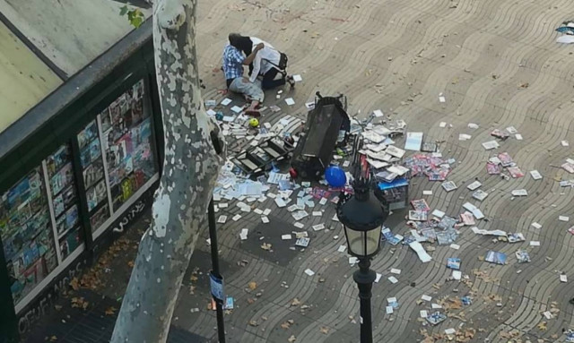 Τρομοκρατική επίθεση Βαρκελώνη: Αυτό είναι το βαν που σκόρπισε τον θάνατο - Εικόνες χάους