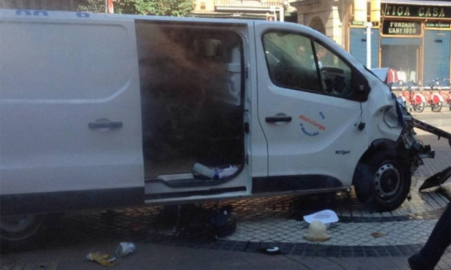 Επίθεση Βαρκελώνη: Δεν έχει συλληφθεί ο οδηγός του βαν που σκόρπισε το θάνατο