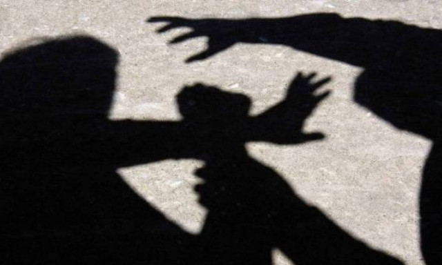 Φρίκη στην Κρήτη: Είδε από κρυφή κάμερα τη μητέρα της να κακοποιείται άγρια