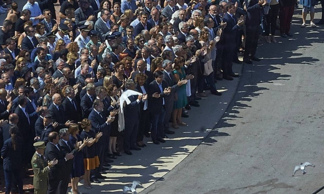 Ρίγη συγκίνησης στη συγκέντρωση μνήμης για τα θύματα των τρομοκρατικών επιθέσεων στην Ισπανία (Vid)