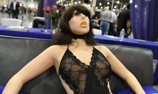 Αυτή είναι η κούκλα του σεξ που κάνει θραύση – Σε ποια διάσημη μοιάζει