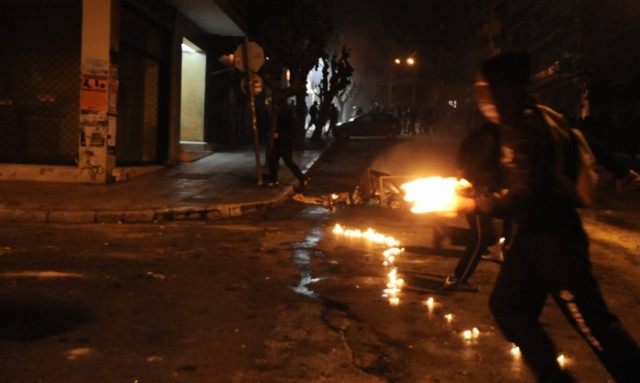 «Βροχή» από μολότοφ το βράδυ στα Εξάρχεια – Δυο ώρες διήρκησαν τα επεισόδια