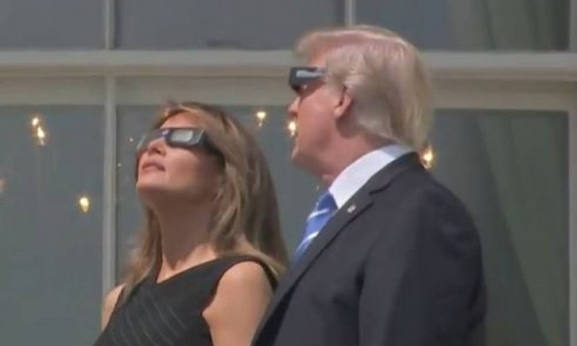ΗΠΑ: Τραμπ και Μελάνια παρακολούθησαν την έκλειψη ηλίου! (vid)