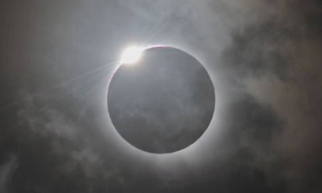 Φρενίτιδα για την ολική έκλειψη ηλίου - Δείτε LIVE εικόνα!