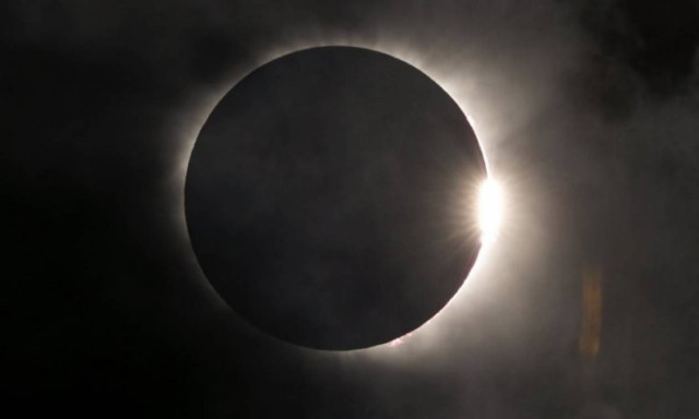 Εικόνες που κόβουν την ανάσα από την εντυπωσιακή ολική έκλειψη ηλίου (pics & vid)