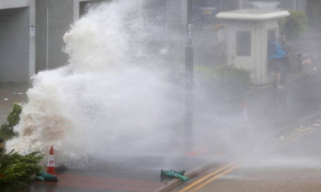 Ο τυφώνας Χάτο «σαρώνει» την Κίνα - Συγκλονιστικές εικόνες