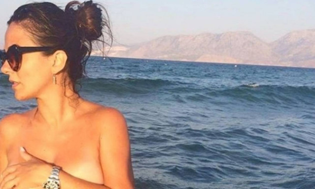 «Κράζουν» τη Δαλιάνη για την τόπλες πόζα: «Ντροπή σου. Mας προσβάλεις»