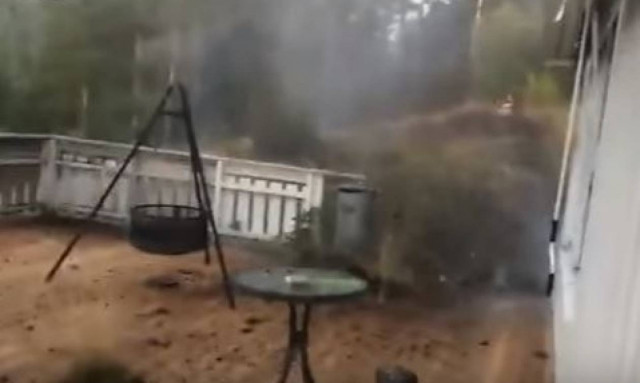 Τρομακτικό: Βιντεοσκοπούσε τη βροχή και ένας κεραυνός έπεσε δίπλα του! (vid)