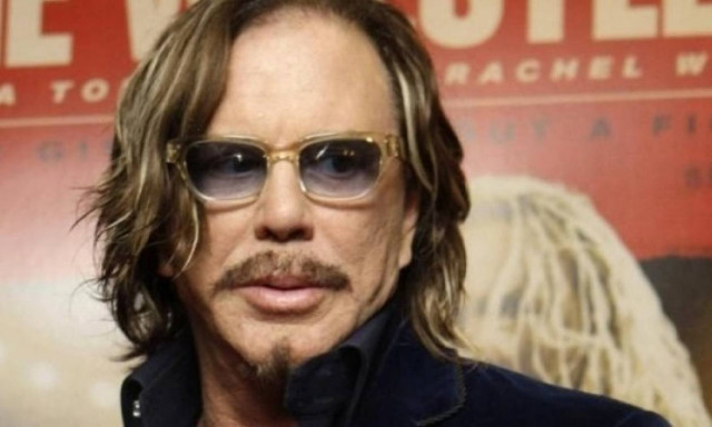 Και όμως ο Μίκι Ρουρκ έχει προσωπικό... ιερέα! Και μάλιστα τού στέλνει και... φαγητό!