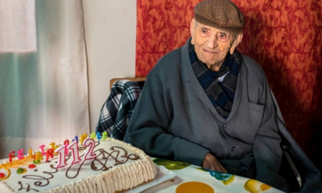 Αυτός είναι ο γηραιότερος άνδρας του κόσμου και έχει τρομερή... αυτοπεποίθηση! (pics)