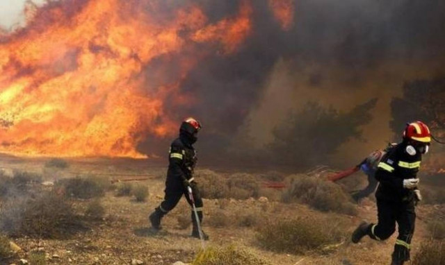 Φωτιά ΤΩΡΑ: Δύο πύρινα μέτωπα στην Αχαΐα - Έφτασαν κοντά σε μοναστήρι οι φλόγες (pics+vid)