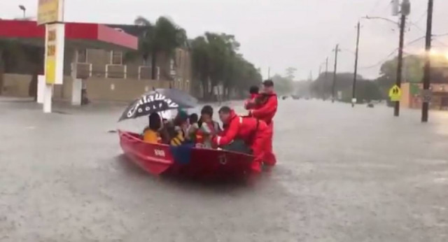Στο έλεος της καταιγίδας Χάρβεϊ το Χιούστον – Χιλιάδες παγιδευμένοι σε σπίτια και αυτοκίνητα (vids)