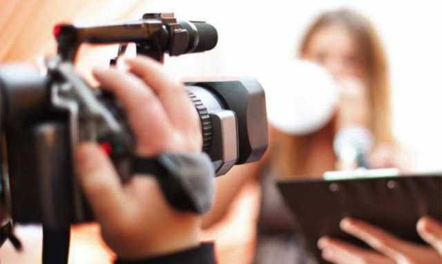 Παρίστανε τον ανιψιό του Σμαραγδή και παρέσυρε γυναίκες σε γυρίσματα ερωτικού περιεχομένου!