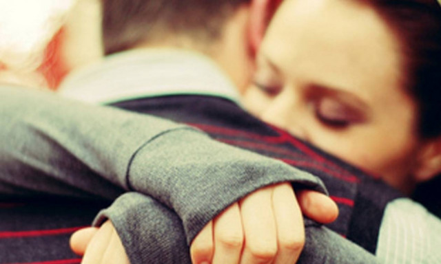 Αυτά είναι τα μυστικά της ανδρικής αγκαλιάς