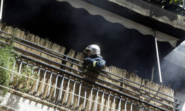 Πετρούπολη: Χαροπαλεύουν πατέρας και κόρη που απεγκλωβίστηκαν από φωτιά σε διαμέρισμα