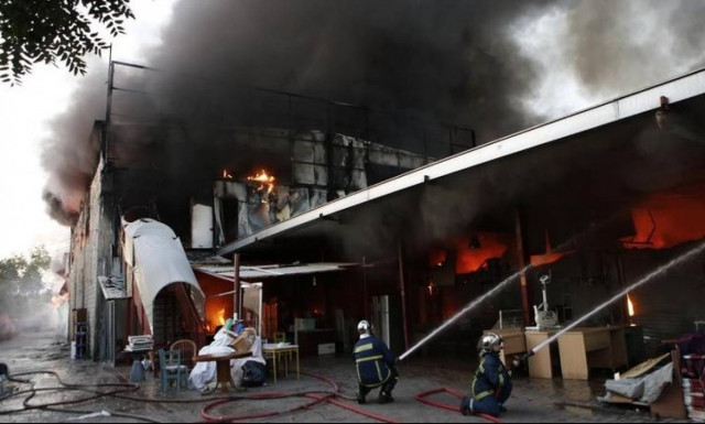 Φωτιά τώρα: Μεγάλη πυρκαγιά και εκρήξεις στην περιοχή της Αγίας Άννης στο Ρέντη