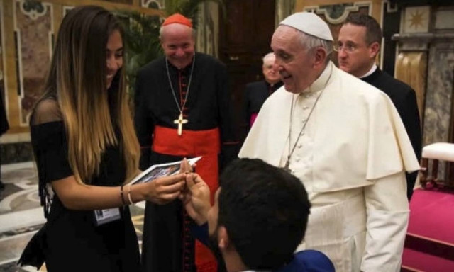 Βουλευτής κάνει... γονυπετής πρόταση γάμου μέσα στο Βατικανό!