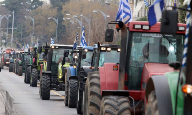 «Ζεσταίνουν» τα τρακτέρ τους οι αγρότες της Λάρισας