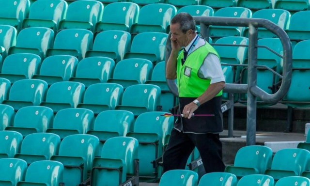 Πανικός στη Βρετανία: Εκκενώθηκε γήπεδο λόγω... ενός βέλους! (pic+vid)