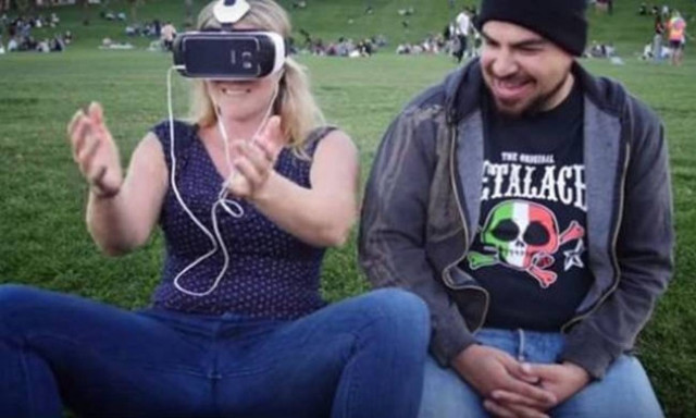 Να τι συμβαίνει όταν βλέπει κανείς για πρώτη φορά πορνό εικονικής πραγματικότητας (Vid)