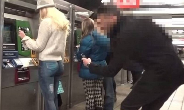 Βγήκε γυμνή στο δρόμο και δεν το αντιλήφθηκε (σχεδόν) κανείς - Δείτε το απίστευτο βίντεο