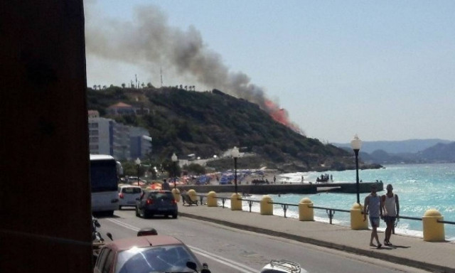 ΕΚΤΑΚΤΟ: Συναγερμός στη Ρόδο - Μεγάλη φωτιά ΤΩΡΑ - Κοντά σε σπίτια οι φλόγες