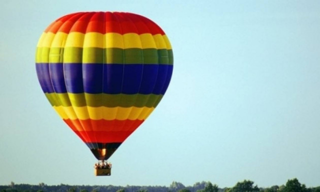 Το αερόστατο τον πήγε... στα σύννεφα ενώ μάζευε κουκουνάρια!