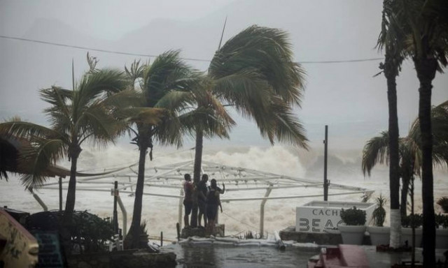 Φονικό πέρασμα της τροπικής καταιγίδας Λύδια από το Μεξικό (vid)