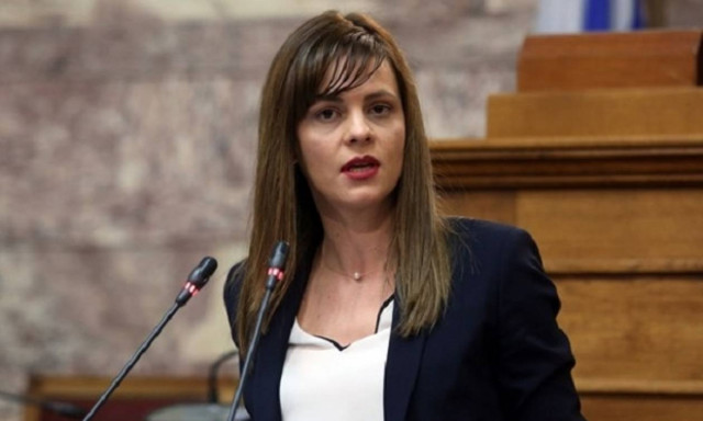 Μας «δουλεύει» η Αχτσιόγλου: Βλέπει... ανάπτυξη και αξιοπρεπή εργασία