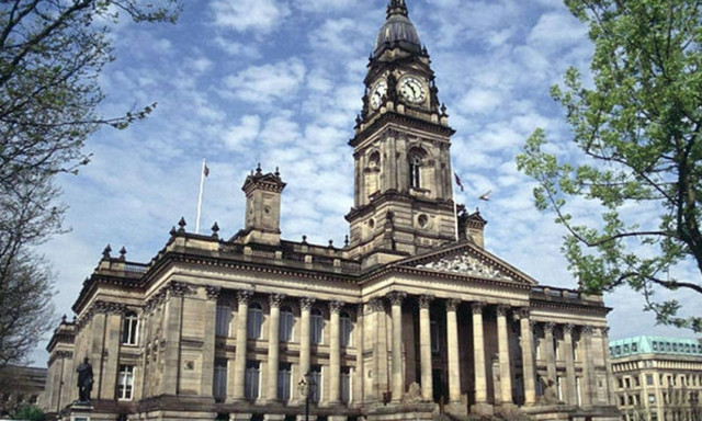 Συναγερμός για βόμβα στη Βρετανία: Εκκενώθηκε η κεντρική πλατεία της Μπόλτον (pics+vids)