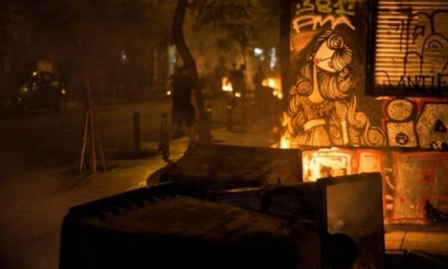 Youths attack riot police in Exarchia for third consecutive night on Sunday